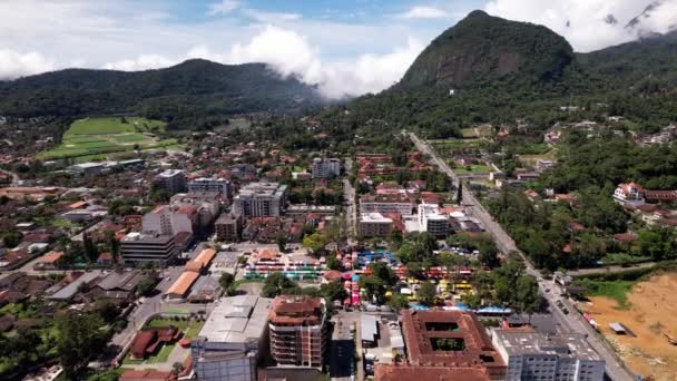 在巴西里约热内卢Teresopolis的Feira Alto展台的空中无人驾驶飞机揭示了周围的风景 — 图库视频影像