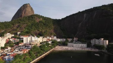 Rio de Janeiro, Brezilya 'da gün batımında Sugar Loaf ve Urca plajlarına hava aracı yaklaşımı UNESCO Dünya Mirası Bölgesi