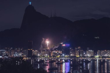 Rio de Janeiro, Brezilya 'daki Botafogo Körfezi' nin yüksek perspektifli görüntüsü gece, Corcovado 'da görünen ikonik İsa' nın Kurtarıcı Heykeli UNESCO Dünya Mirası Bölgesi