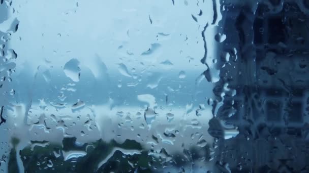 Esőcseppek Csöpög Ablakon Kilátással Városra Egy Komor Délután — Stock videók