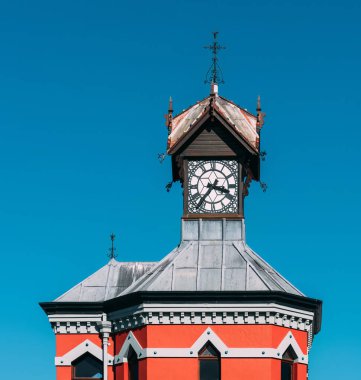 Cape Town, Güney Afrika - 2 Nisan 2024: Victoria 'daki Victoria ve Cape Town' daki Alfred Waterfront 'taki Viktorya tarzı Gotik Saat Kulesi' nin üst kısmı