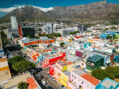 Cape Town, Güney Afrika - 4 Nisan 2024: Cape Town, Güney Afrika 'daki renkli Bo-Kaap manzarası. Gündüzleri popüler olan Bo-Kaap tepesi renkli evlerle dolu dar kaldırımlı caddeleriyle tanınır.