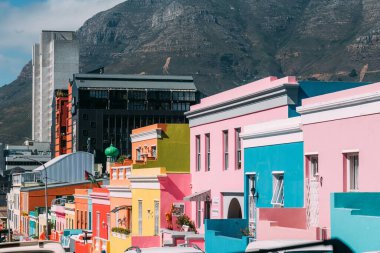 Cape Town, Güney Afrika - 4 Nisan 2024: Cape Town, Güney Afrika 'daki renkli Bo-Kaap manzarası. Gündüzleri popüler olan Bo-Kaap tepesi renkli evlerle dolu dar kaldırımlı caddeleriyle tanınır.