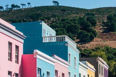Cape Town, Güney Afrika - 4 Nisan 2024: Cape Town, Güney Afrika 'daki renkli Bo-Kaap manzarası. Gündüzleri popüler olan Bo-Kaap tepesi renkli evlerle dolu dar kaldırımlı caddeleriyle tanınır.