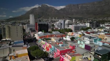 Cape Town, Güney Afrika - 4 Nisan 2024: Cape Town, Güney Afrika 'daki renkli Bo-Kaap manzarası. Gündüzleri popüler olan Bo-Kaap tepesi renkli evlerle dolu dar kaldırımlı caddeleriyle tanınır.