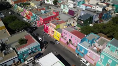 Cape Town, Güney Afrika - 4 Nisan 2024: Cape Town, Güney Afrika 'daki renkli Bo-Kaap manzarası. Gündüzleri popüler olan Bo-Kaap tepesi renkli evlerle dolu dar kaldırımlı caddeleriyle tanınır.