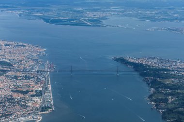 25 Nisan tarihli hava manzaralı köprü, Portekiz 'in arka planında Lizbon şehrinin bulunduğu Tagus Nehri' ni geçen simgesel bir köprü..