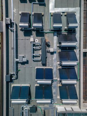 Düşük karbon ayak izi olan endüstri. Çatıda güneş panelleri olan sanayi depoları. Teknoloji parkı ve yukarıdaki fabrikalar.
