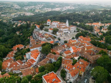 Sintra Ulusal Sarayı da dahil olmak üzere Portekiz 'in tarihi kenti Sintra' nın çarpıcı hava manzarası.