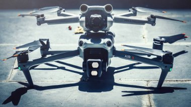 Lizbon, Portekiz - 4 Temmuz 2024: DJI Mini 3 Pro 'nun insansız hava aracı insansız hava aracının tepesindeki illüstrasyon editörü