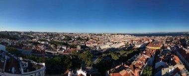 Lizbon, Portekiz 'in panoramik manzarası şehrin terracotta çatılarını ve uzaktaki Tagus Nehri' nin genişliğini gösteriyor.