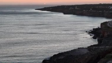 Atlantik Okyanusu 'nun kayalık kıyılarındaki yolun hava aracı görüntüleri. Boca do inferno, Portekiz