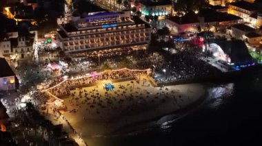 Cascais, Portekiz - 25 Ağustos 2024: Portekiz 'in Cascais kentinde bir hafta süren Festa' lar, her yıl Ağustos ayının son haftasında ücretsiz giriş ile canlı performansların keyfini çıkarmak için kalabalıkları topluyor.