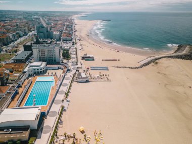 Espinho, Portekiz - 8 Eylül 2024: Espinho, Portekiz 'deki Espinho, Portekiz' in 30 km güneyindeki sahil ve gezinti pistinin insansız hava aracı görüntüsü