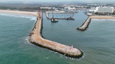 Vilamoura, Portekiz - 8 Kasım 2024: Vilamoura, 20 ila 40 metre arasında değişen büyük tekneler için titizlikle tasarlanmış 68 kişilik Algarve kıyısı boyunca yeni 68 kişilik marinayı duyurdu.