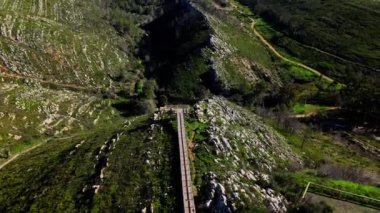 Hava aracı, güneşli bir günde Portekiz 'in Cascais kentindeki Ribeira das Vinhas' taki yürüyüş yollarına bakan görüş açısını tersine çevirdi.