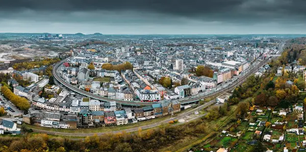 Hava aracı Esch-sur-Alzette, Lüksemburg 'un panoramik manzarası kent manzarasını ve sonbaharda çevresindeki doğayı gösteriyor.