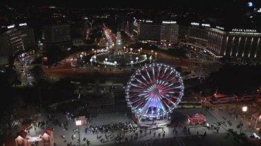 Lizbon, Portekiz - 23 Aralık 2024: Eduardo XII Park 'taki Wonderland Lisbon Noel süslemelerinde büyük bir dönme dolap ve temalı dükkanların hava aracı görüntüsü