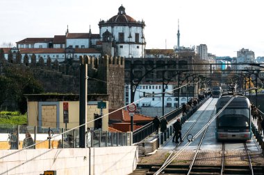 Porto, Portekiz - 15 Aralık 2024: Tramvay bulutlu bir günde Portekiz 'in Porto kentindeki Dom Luis Köprüsü' nden geçiyor.