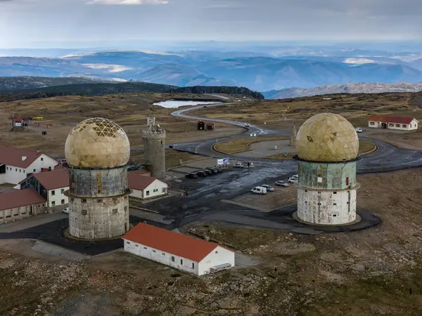 Alvoco da Serra, Portekiz - 17 Aralık 2024: Serra da Estrela ya da Star Mountain, Portekiz 'in en yüksek sıradağlarının insansız hava aracı görüntüsü