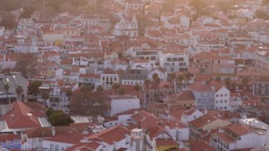 Cascais, Portekiz 'in merkezindeki tarihi merkezin insansız hava aracı görüntüleri. Kırmızı kiremitlerle kaplı geleneksel evleri olan sevimli eski bir kasaba. Yüksek kalite 4k görüntü
