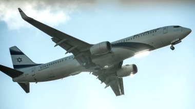 Lizbon, Portekiz - 23 Mart 2025: El Al Boeing 737-900ER uçağı Lizbon Havaalanı 'na inmek üzere..