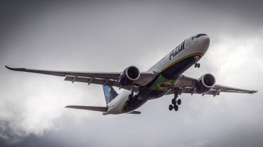 Lizbon, Portekiz - 24 Mart 2025: Brezilya uçağı Azul, A330-200 sefer sayılı uçak Brezilya bayrağıyla bulutların yanında uçuyordu.