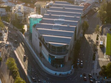 Cascais, Portekiz - 6 Nisan 2025 Cascaisvilla alışveriş merkezinin insansız hava aracı görüntüsü. Binanın yıkım çalışmaları 8 Nisan 'da başlayacak. Onun yerine Norman Foster tarafından imzalanmış bir proje.