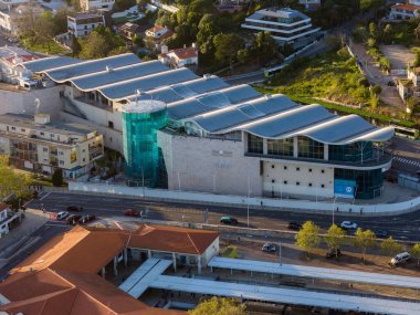 Cascais, Portekiz - 6 Nisan 2025 Cascaisvilla alışveriş merkezinin insansız hava aracı görüntüsü. Binanın yıkım çalışmaları 8 Nisan 'da başlayacak. Onun yerine Norman Foster tarafından imzalanmış bir proje.