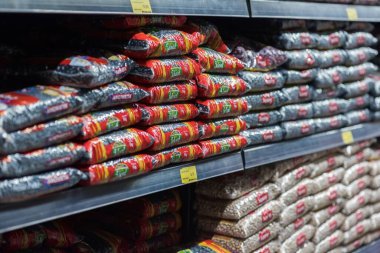 Minas Gerais, Brezilya - 18 Nisan 2025: Brezilya 'nın Minas Gerais kentindeki süpermarket raflarında çeşitli fasulye türleri düzenlenmektedir. Müşteriler koridorlarda dolaşır, yemekleri için farklı seçenekler ararlar..