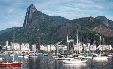 İkonik İsa 'nın yanındaki uçak Rio de Janeiro, Brezilya' daki Botafogo Körfezi 'ne bakan Kurtarıcı heykeli.