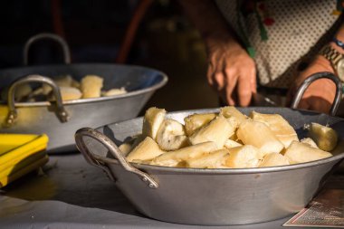 Canlı piyasa sahneleri Cassava 'nın yeni kesilmiş ve hazır olduğunu gösteriyor.