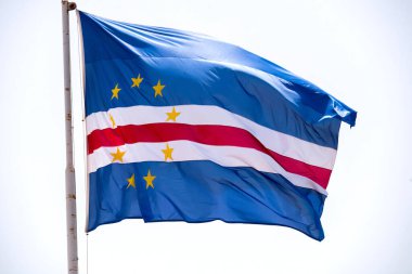 Cape Verde bayrağı mavi gökyüzüne karşı gururla dalgalanıyor. Bu güzel ada ulusunun ulusal gurur ve mirasını simgeliyor..