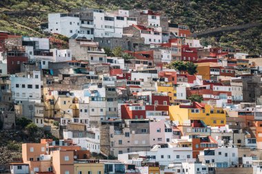 Santa Cruz de Tenerife 'de bir tepeye yerleşmiş renkli evler yığını.