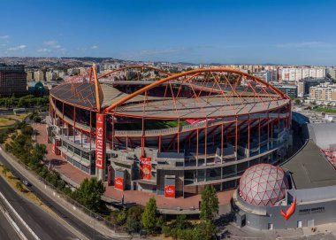 Lizbon, Portekiz - 28 Ağustos 2025: Lizbon 'daki Estadio da Luz adlı Benfica Lisbon futbol stadyumunun insansız hava aracı görüntüsü. Stadyumun kapasitesi 66.100.