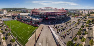 Lizbon, Portekiz - 28 Ağustos 2025: Lizbon 'daki Estadio da Luz adlı Benfica Lisbon futbol stadyumunun insansız hava aracı görüntüsü. Stadyumun kapasitesi 66.100.
