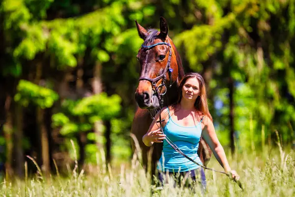 Young Woman Rider Long Brunette Hair Stands Her Horse High — Stock Photo, Image
