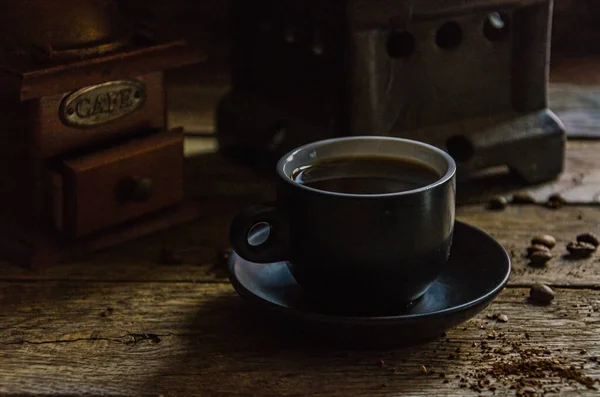 Чашка Кофе Ручной Кофемолкой Гейзером Деревянном Столе — стоковое фото