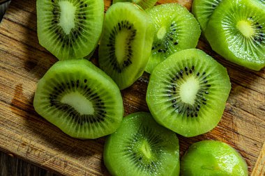Kiwi mutfak tahtasındaki deriyi soydu ve kesti..