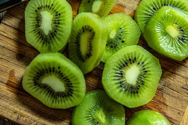 Kiwi mutfak tahtasındaki deriyi soydu ve kesti..