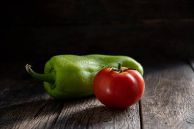 Salata için ahşap bir masada yeşil biber kırmızısı domates..