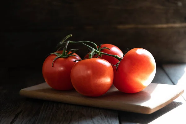 Une Branche Tomates Mûres Sur Une Planche Découper Dans Cuisine — Photo