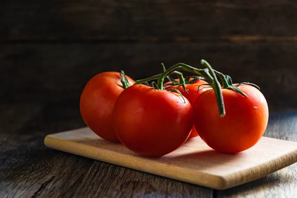 Une Branche Tomates Mûres Sur Une Planche Découper Dans Cuisine — Photo