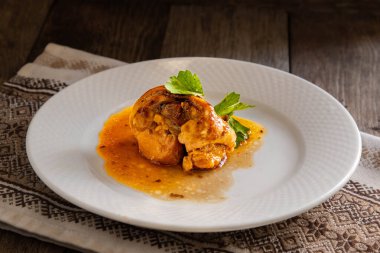 Tahta masadaki beyaz tabakta teriyaki soslu tavuk budu..