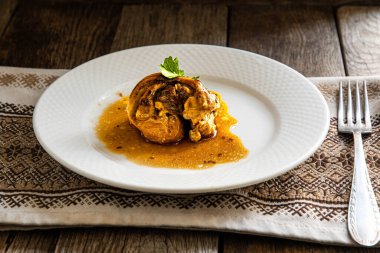 Tahta masadaki beyaz tabakta teriyaki soslu tavuk budu..