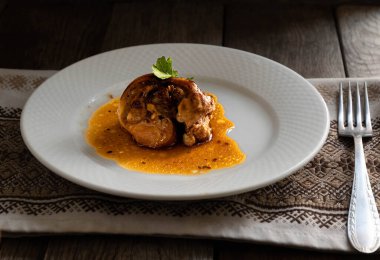 Tahta masadaki beyaz tabakta teriyaki soslu tavuk budu..