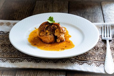 Tahta masadaki beyaz tabakta teriyaki soslu tavuk budu..