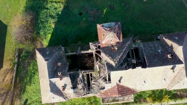 Una Vieja Casa Abandonada Con Techo Derrumbado Tiro Dron Vista — Vídeo de stock