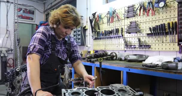 Woman Mechanic Working Hard Her Engine Her Workplace Customs Shop — Wideo stockowe