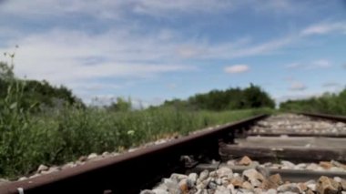 Bir demiryolu hattından aşağıya bakma zamanaşımı. Kamera soldan sağa doğru görüntülenir